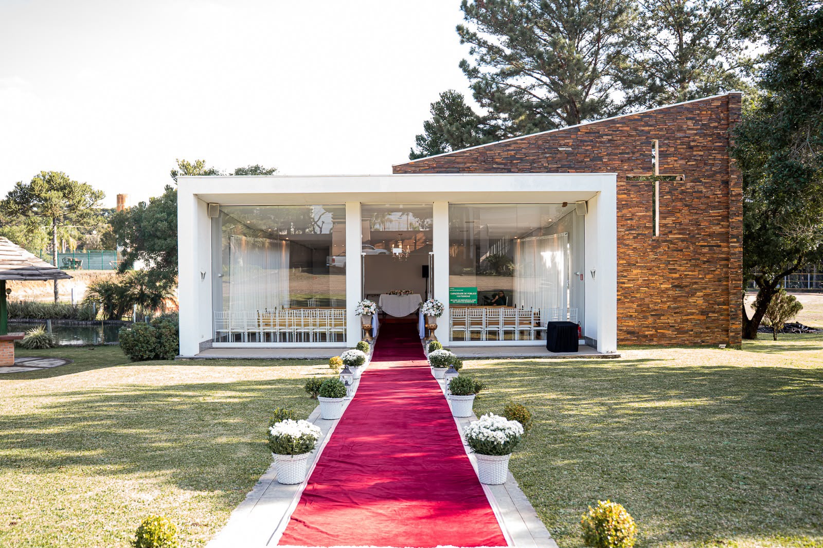 Brinde entre convidados na festa de bodas