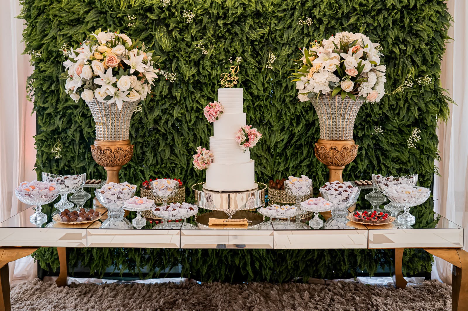 Casal celebrando suas bodas na chácara Sonho Meu Eventos