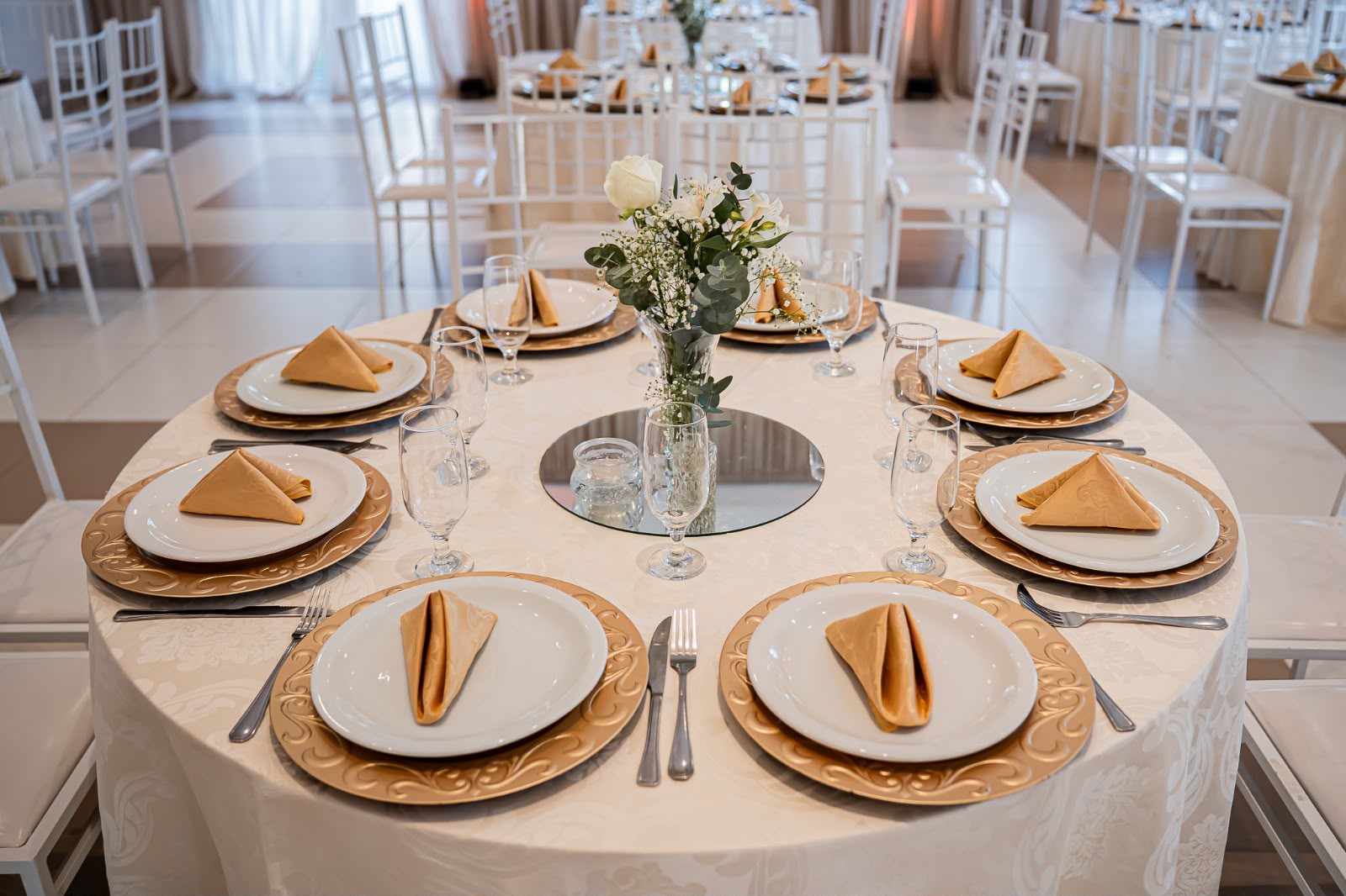 Mesa posta para a recepção das bodas