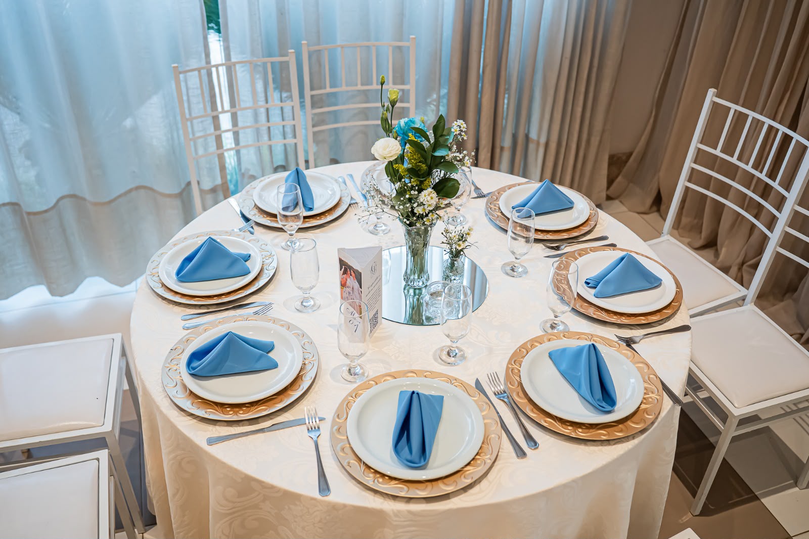Decoração de casamento com rosas brancas e detalhes dourados