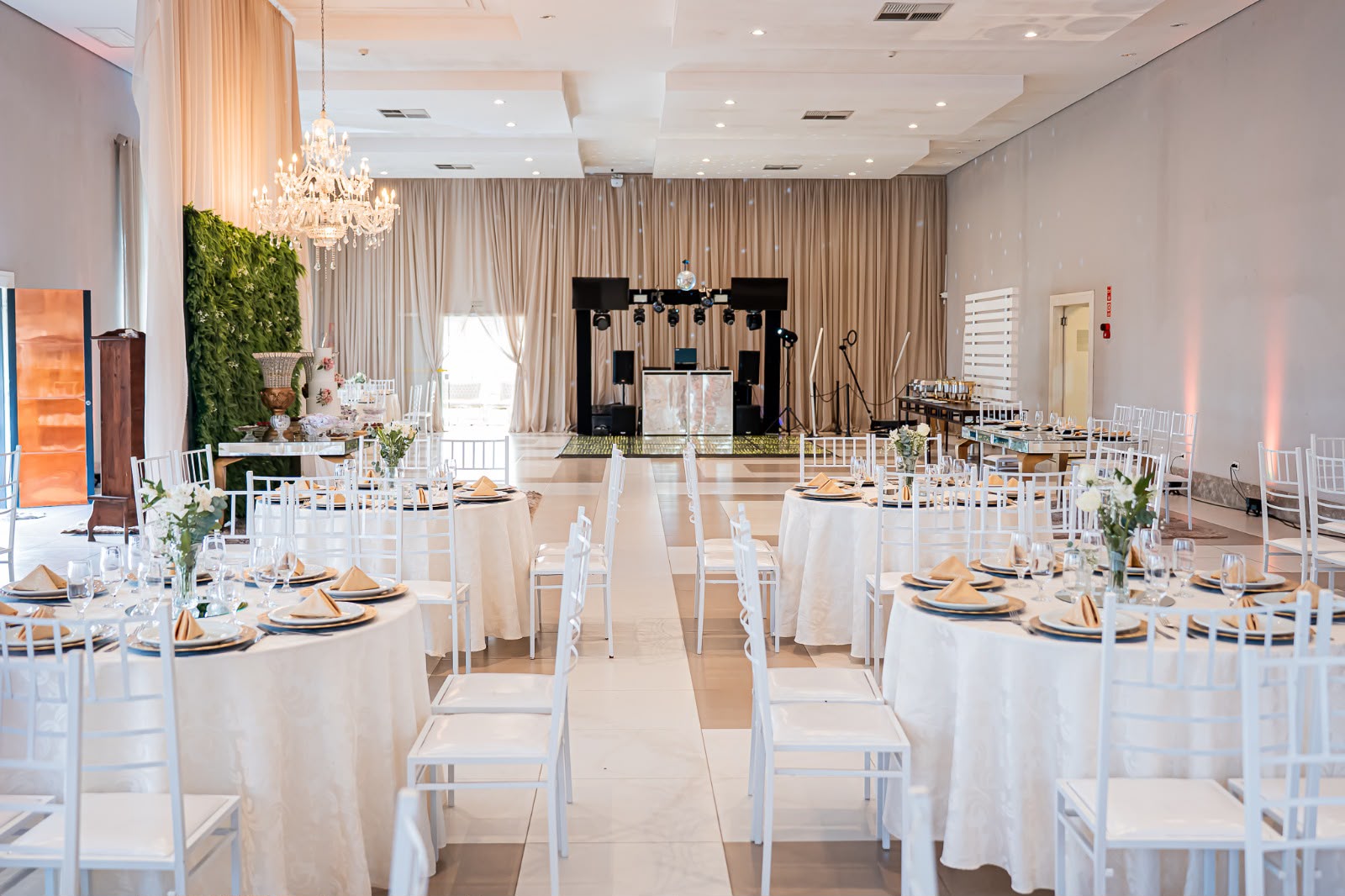 Chácara Sonho Meu Eventos ao entardecer com cerimônia montada no gramado