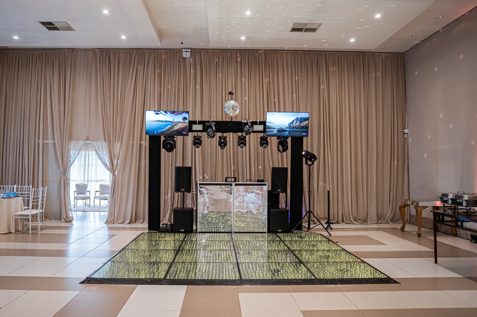 Convidados dançando na pista durante a festa de casamento