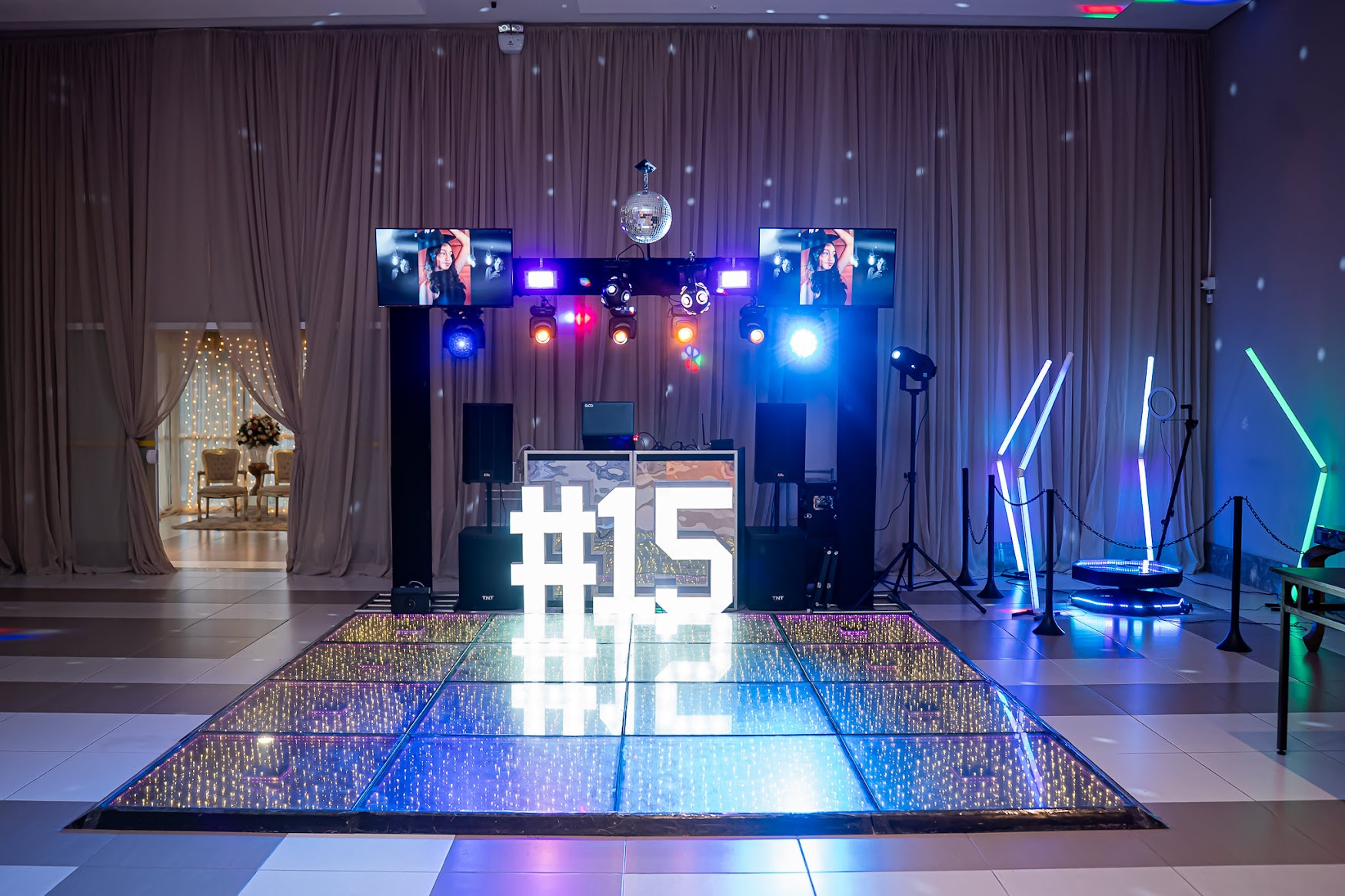 Entrada da debutante em festa de 15 anos