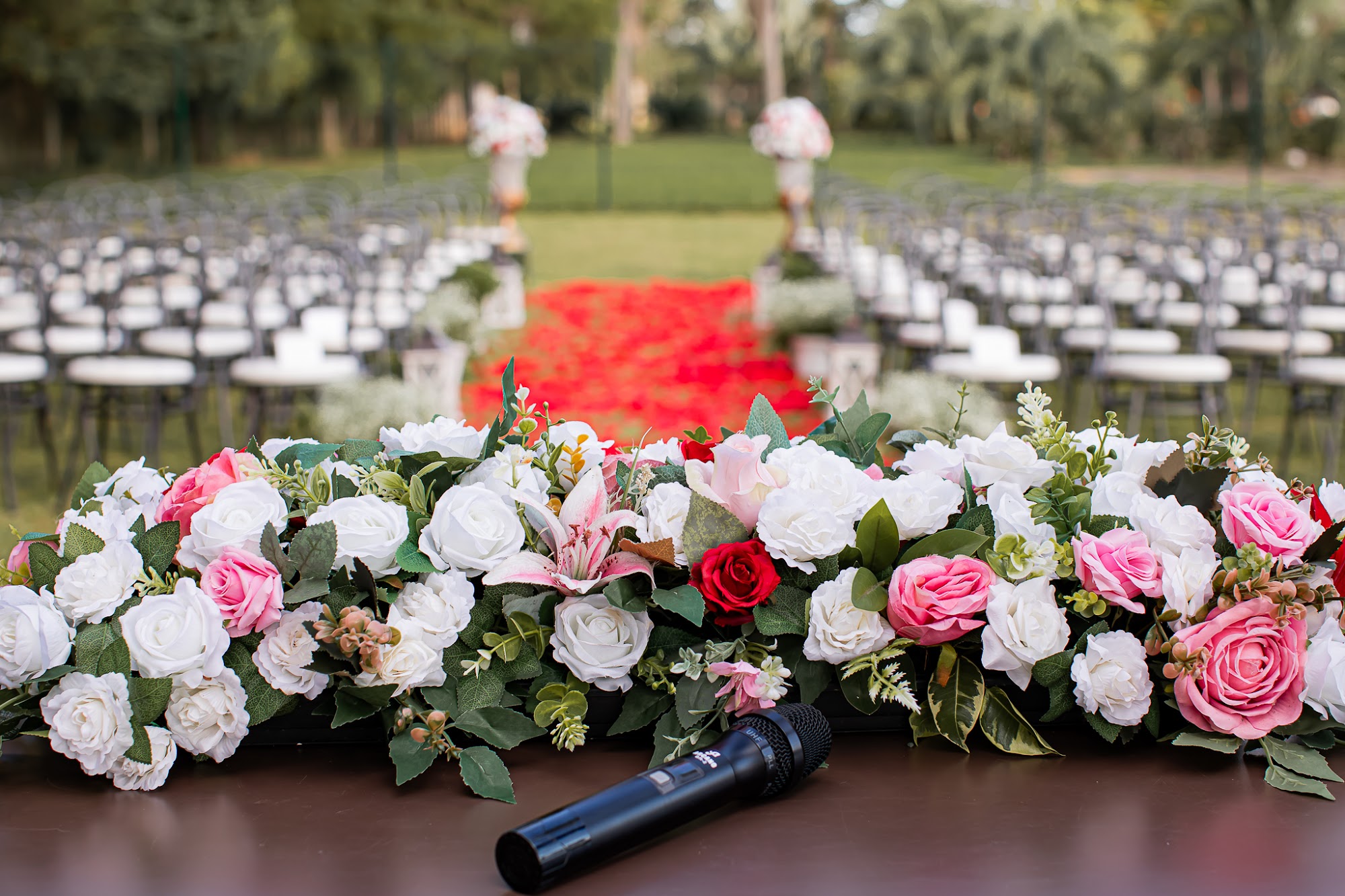 Cerimônia de casamento ao ar livre com arco de flores brancas
